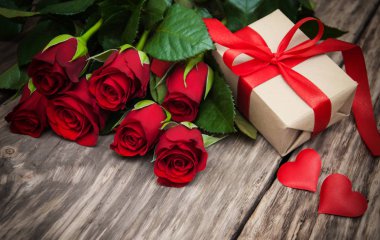 Kırmızı güller ve hediye kutusu