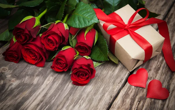 Rosas rojas y caja de regalo — Foto de Stock