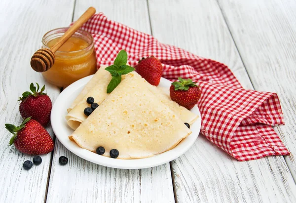 Crêpes mit Erdbeeren und Blaubeeren — Stockfoto