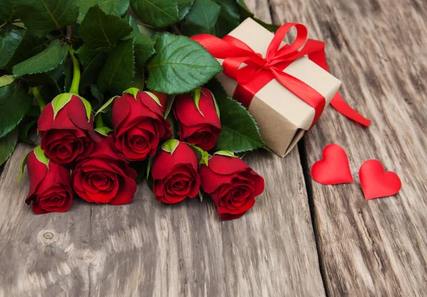 Kırmızı güller ve hediye kutusu