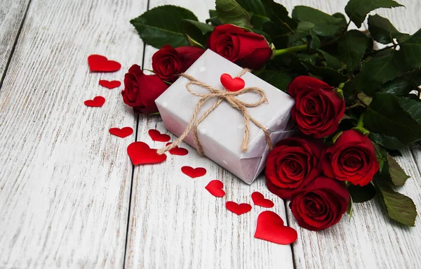 Rosas rojas y caja de regalo — Foto de Stock