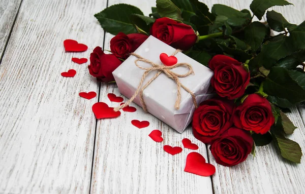 Red roses and gift box — Stock Photo, Image