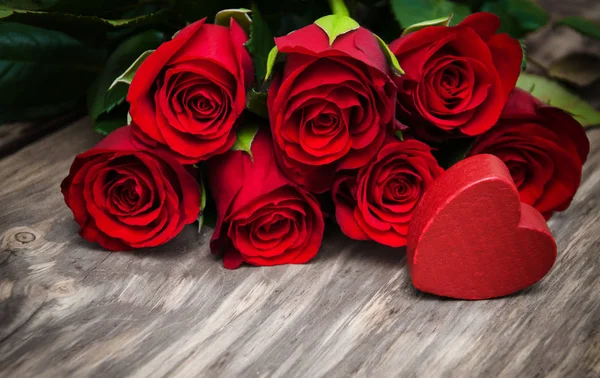 Червоні троянди і серце — стокове фото