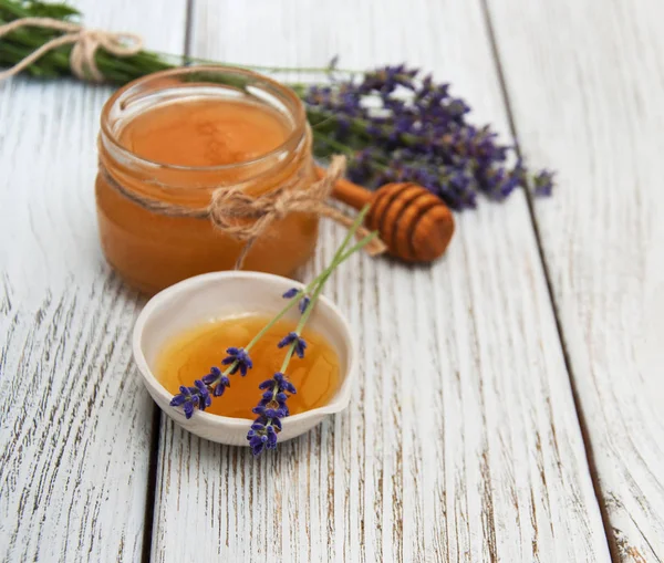 Bal ve lavanta çiçekleri