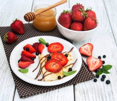 çilek ve çikolata soslu krep