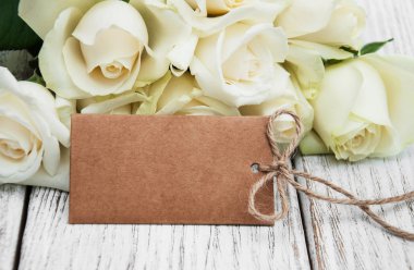 Etiketi ile beyaz güller