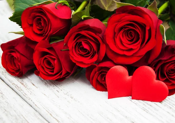 Rote Rosen und Herzen — Stockfoto