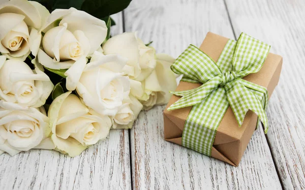 Rosas blancas y caja de regalo — Foto de Stock