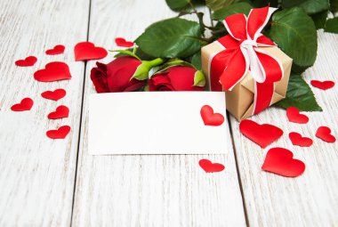 Kırmızı gül ve tebrik kartı