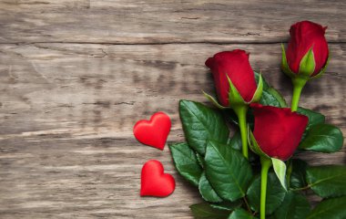kırmızı gül ve kalp