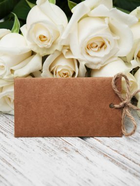 Etiketi ile beyaz güller