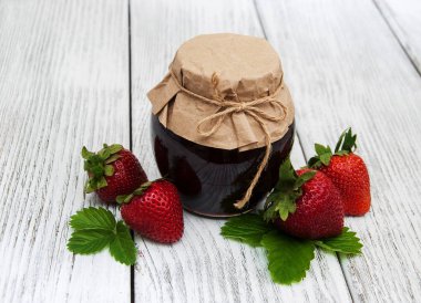 Çilek reçeli ve taze çilek.