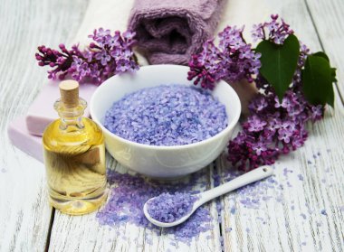 Eflatun çiçekler ile Spa ayarı