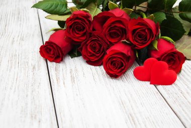 kırmızı gül ve kalp