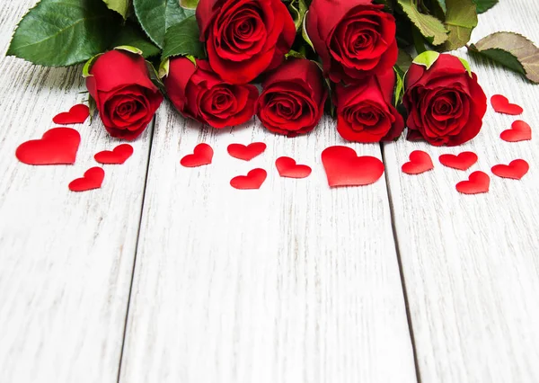 kırmızı gül ve kalp