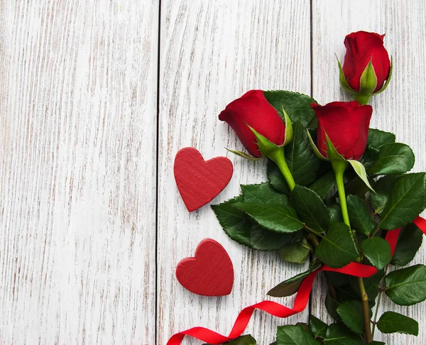 장미와 빨간 리본 — 스톡 사진