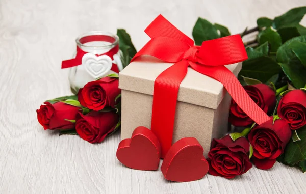 Vörös rózsa és ajándék doboz — Stock Fotó