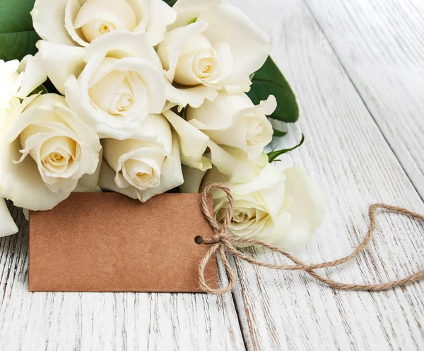 Rosas blancas con etiqueta — Foto de Stock