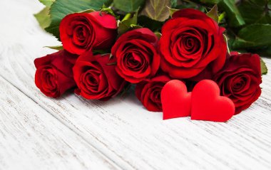 kırmızı gül ve kalp