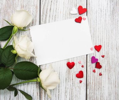 Tebrik kartı ile beyaz güller