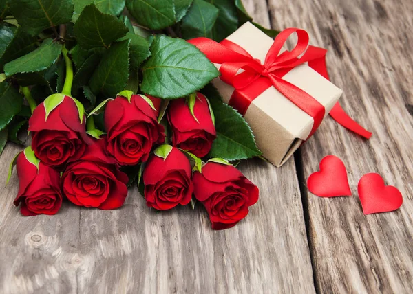 Kırmızı güller ve hediye kutusu — Stok fotoğraf