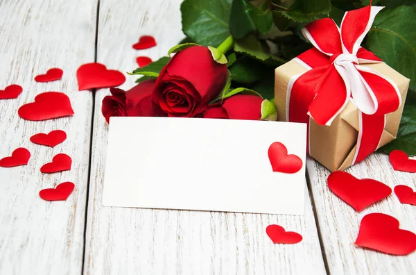 Rosas rojas y tarjeta de felicitación — Foto de Stock