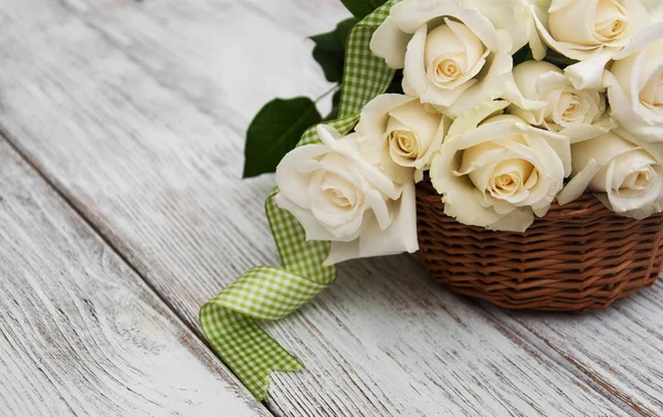 Rosas blancas en una canasta — Foto de Stock