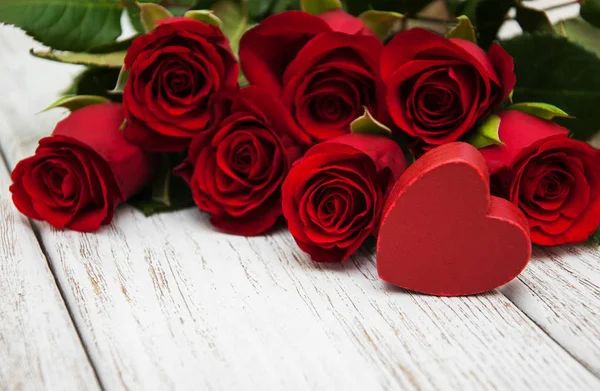 Κόκκινα τριαντάφυλλα και καρδιά — Φωτογραφία Αρχείου