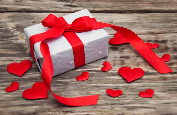 Подарункова коробка з червоними серцями з тканини — стокове фото