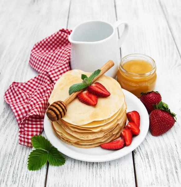 Pfannkuchen mit Erdbeeren — Stockfoto