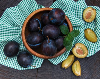 Erik yeşil yaprakları ile ile kase