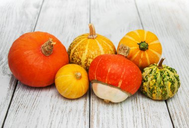 Balkabakları masanın üstünde.