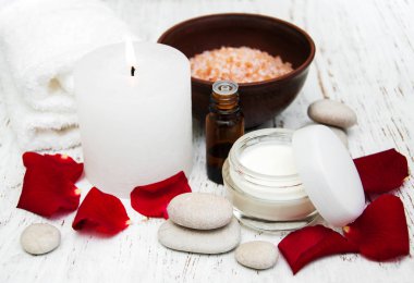 Gül çiçek yaprakları Spa konseptiyle 