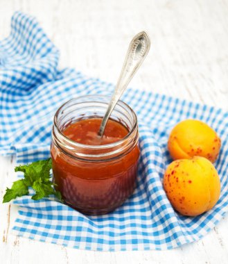 Bir masaya kayısı reçel