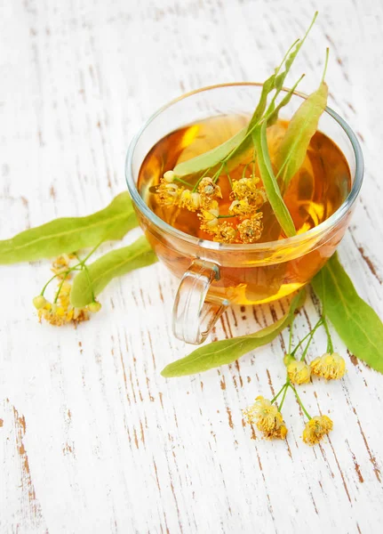 Tasse de tisane avec des fleurs de tilleul — Photo