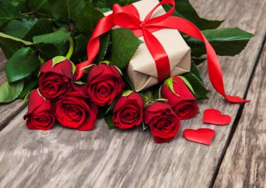 Kırmızı güller ve hediye kutusu