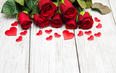 kırmızı gül ve kalp