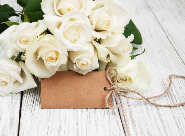 Etiketi ile beyaz güller