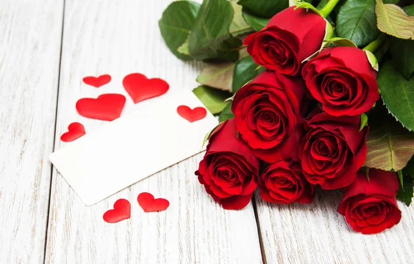 Rode rozen en wenskaart — Stockfoto