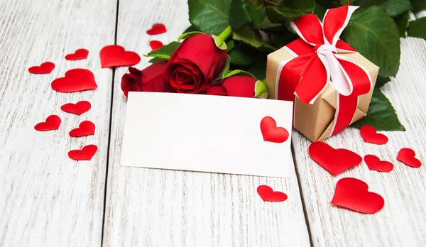 赤いバラとグリーティング カード — ストック写真