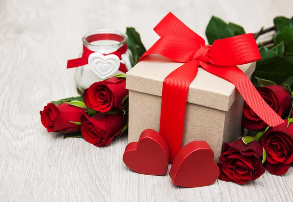 Rote Rosen und Geschenkbox — Stockfoto