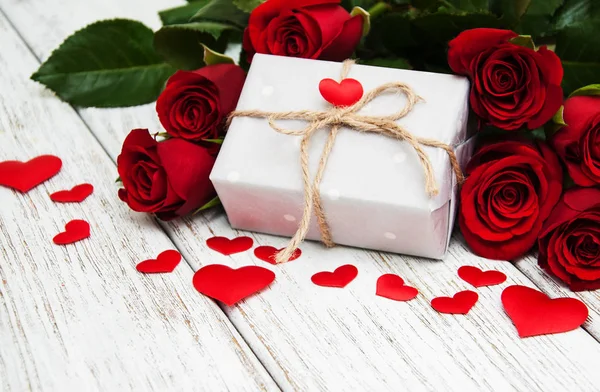 Rote Rosen und Geschenkbox — Stockfoto