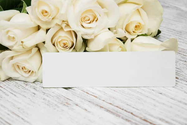 White roses with tag — Stock Photo, Image