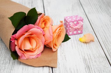 Ahşap arka planda pembe güller