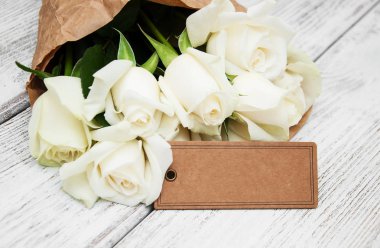 Etiketi ile beyaz güller