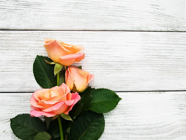 Rosas rosa em um fundo de madeira — Fotografia de Stock