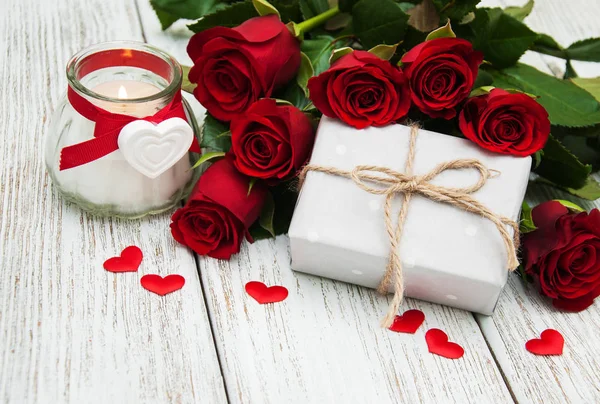 Rose rosse e confezione regalo — Foto Stock