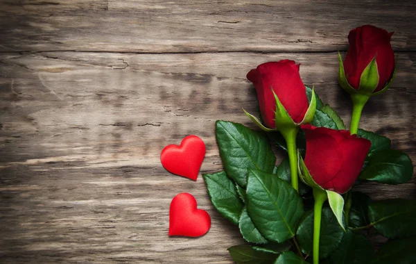 Röda rosor och hjärtan — Stockfoto