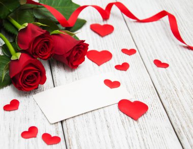 Kırmızı gül ve tebrik kartı