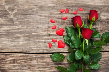 kırmızı gül ve kalp
